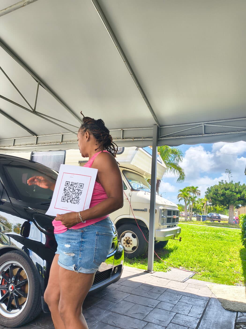 A Lateresa Jones for Congress volunteer out in the community across Florida's 20th District.